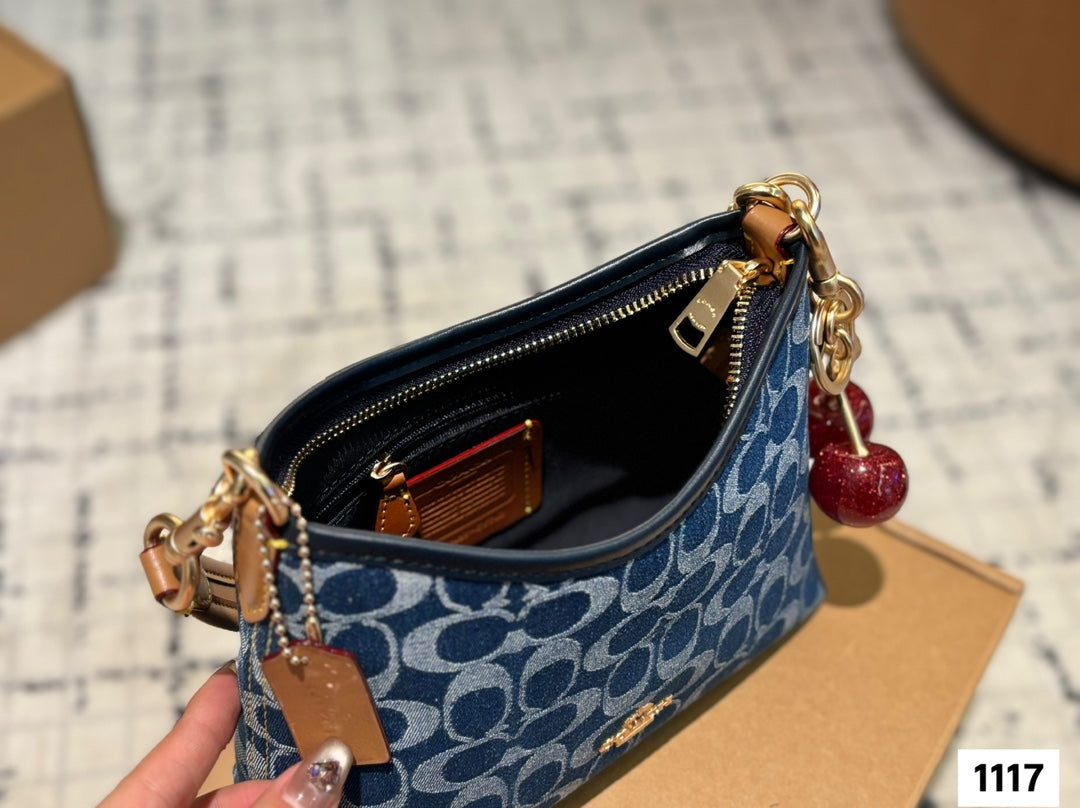 A simple and lightweight handbag that is both colorful and sturdy