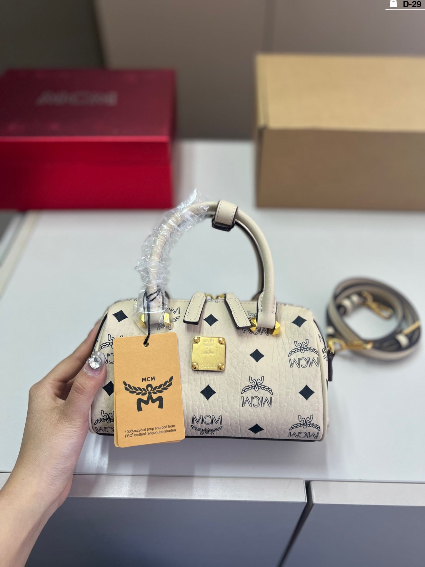 Exquisite, practical and versatile, can be carried by hand or across the body