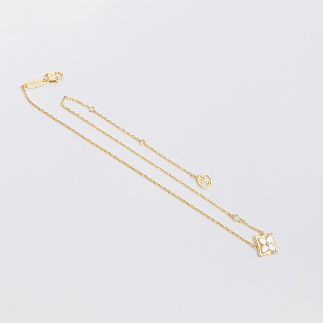 White shell flower pendant necklace