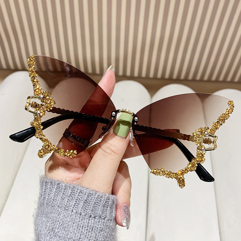 The most popular butterfly sunglasses in summer 2025. Different colors bring you different experiences, suitable for different scenes such as travel, play, party, dance, beach, shopping, etc.