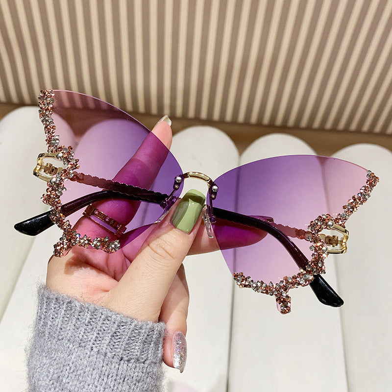 The most popular butterfly sunglasses in summer 2025. Different colors bring you different experiences, suitable for different scenes such as travel, play, party, dance, beach, shopping, etc.