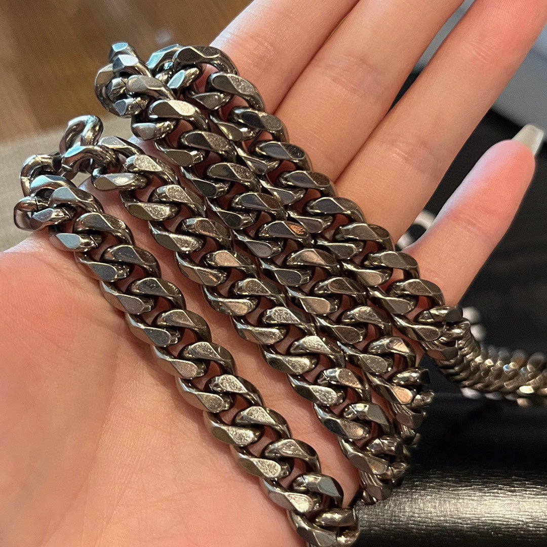 Small shiny cowhide ~ chain bag