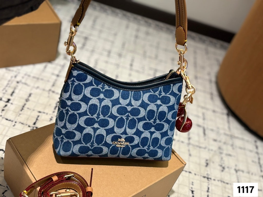 A simple and lightweight handbag that is both colorful and sturdy