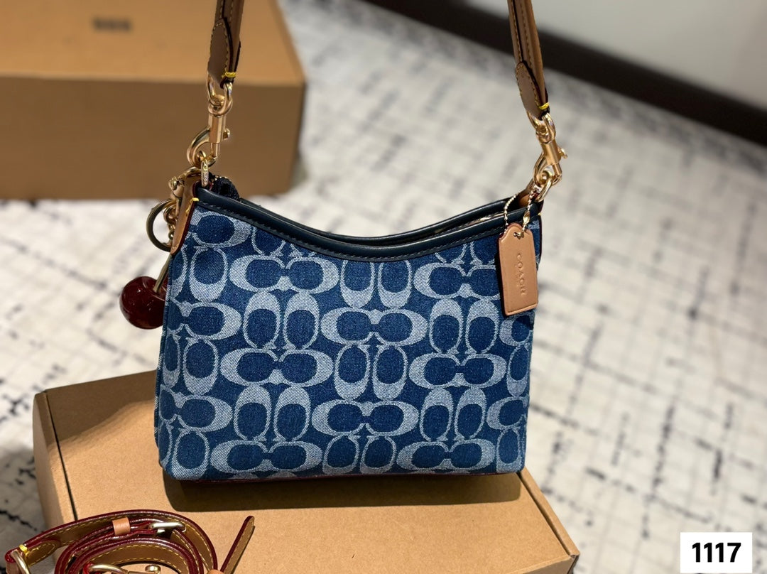 A simple and lightweight handbag that is both colorful and sturdy