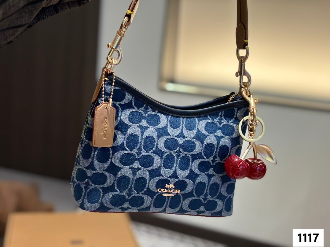 A simple and lightweight handbag that is both colorful and sturdy