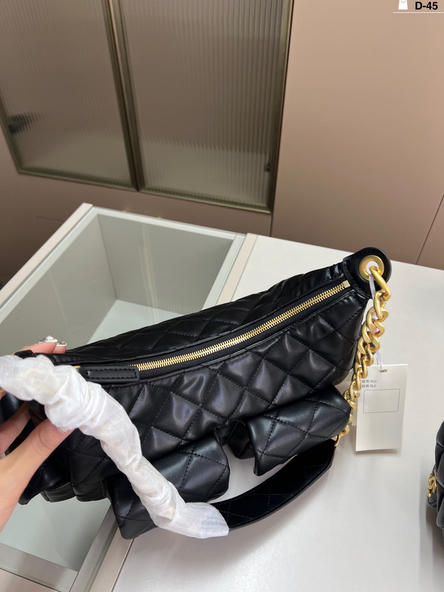 The hottest multi-pocket bag