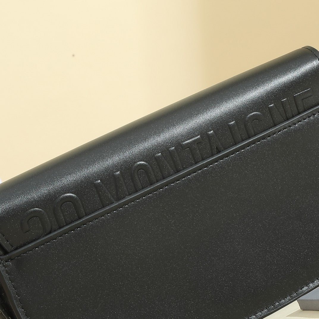 The elegant silhouette highlights the charm of the shoulder bag