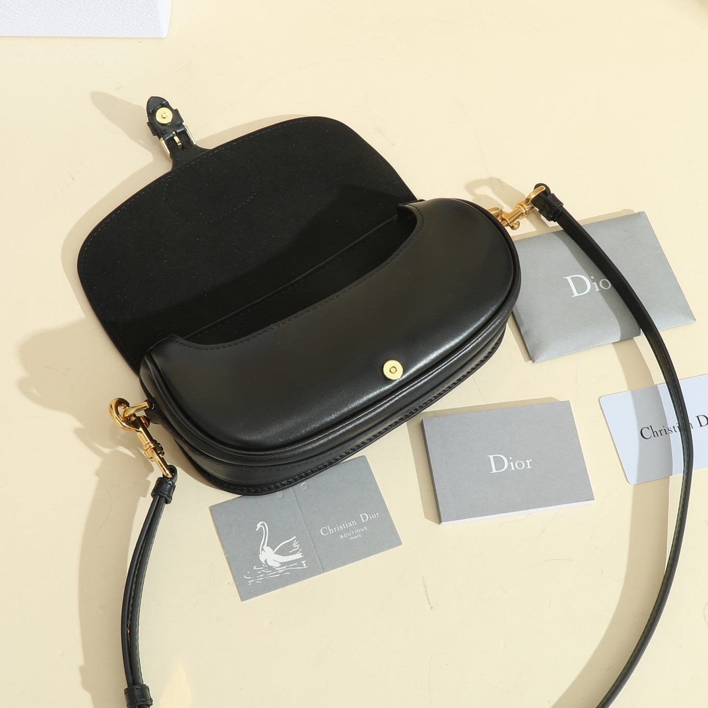 The elegant silhouette highlights the charm of the shoulder bag