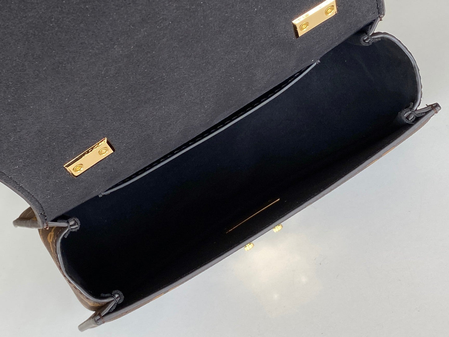 Classic color matching old flower fan-shaped bag