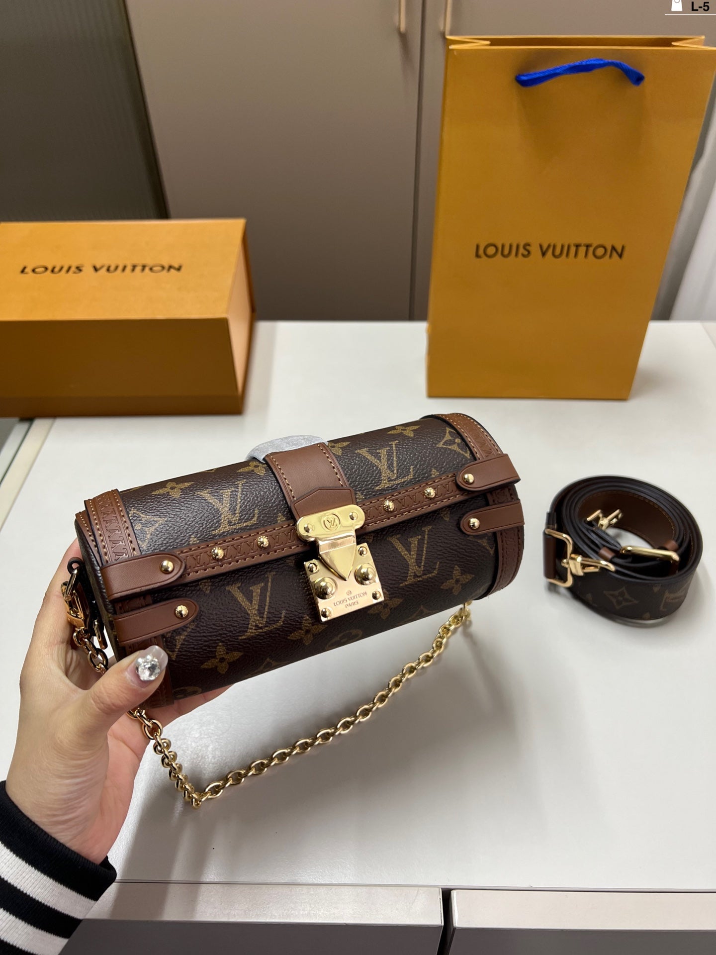 Cylindrical shaped bag