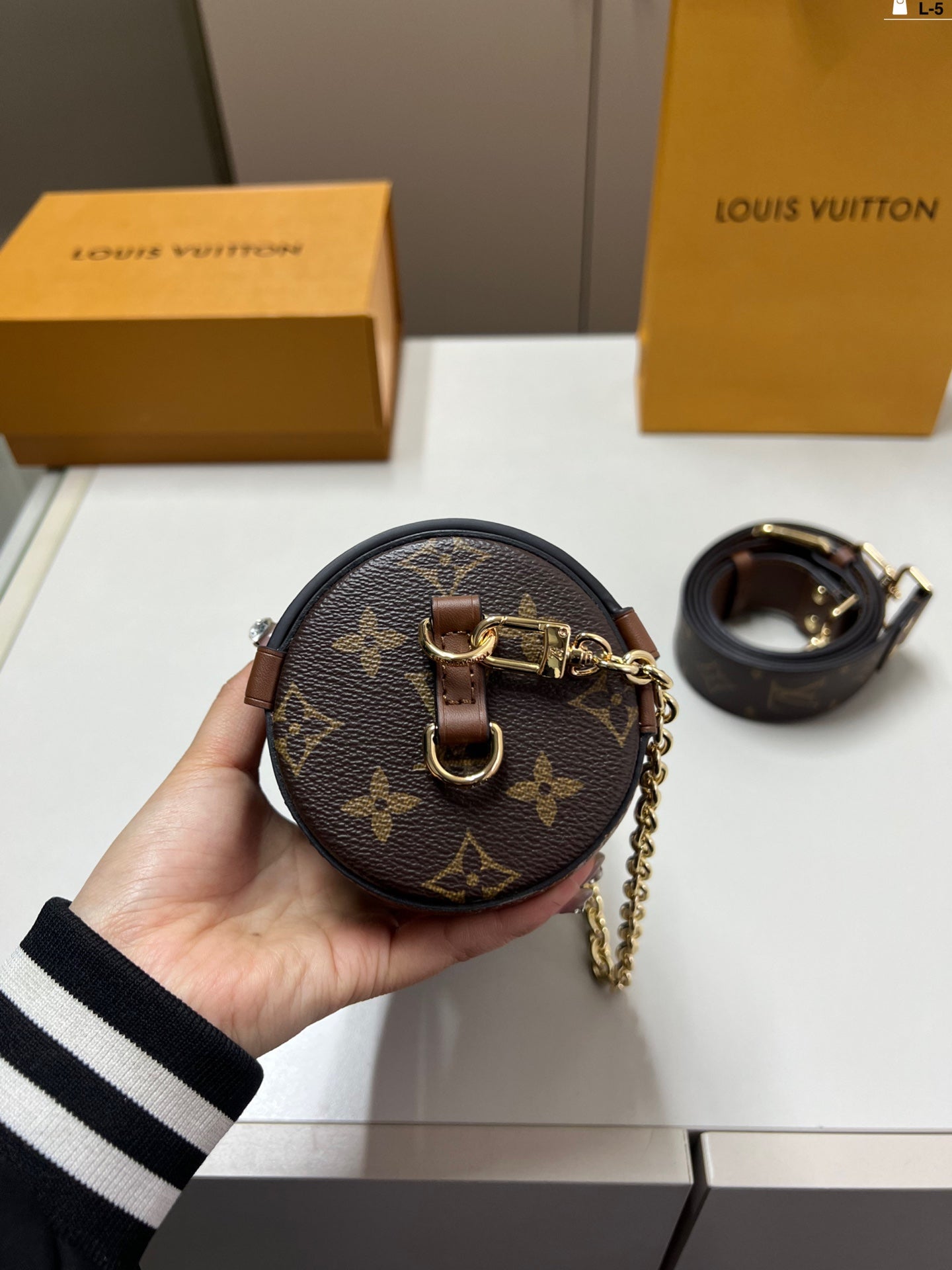 Cylindrical shaped bag