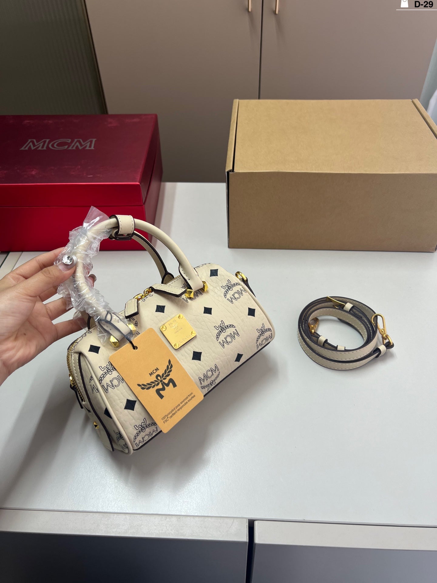 Exquisite, practical and versatile, can be carried by hand or across the body