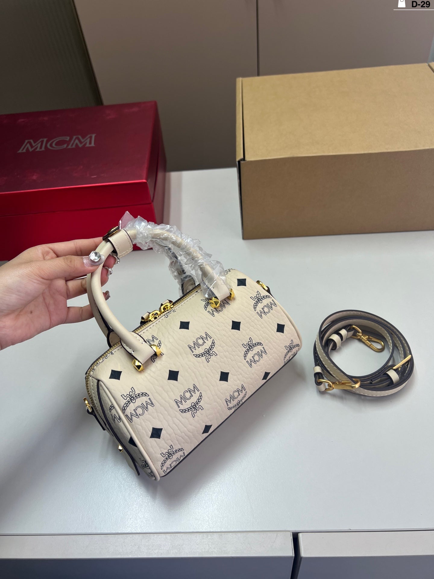 Exquisite, practical and versatile, can be carried by hand or across the body