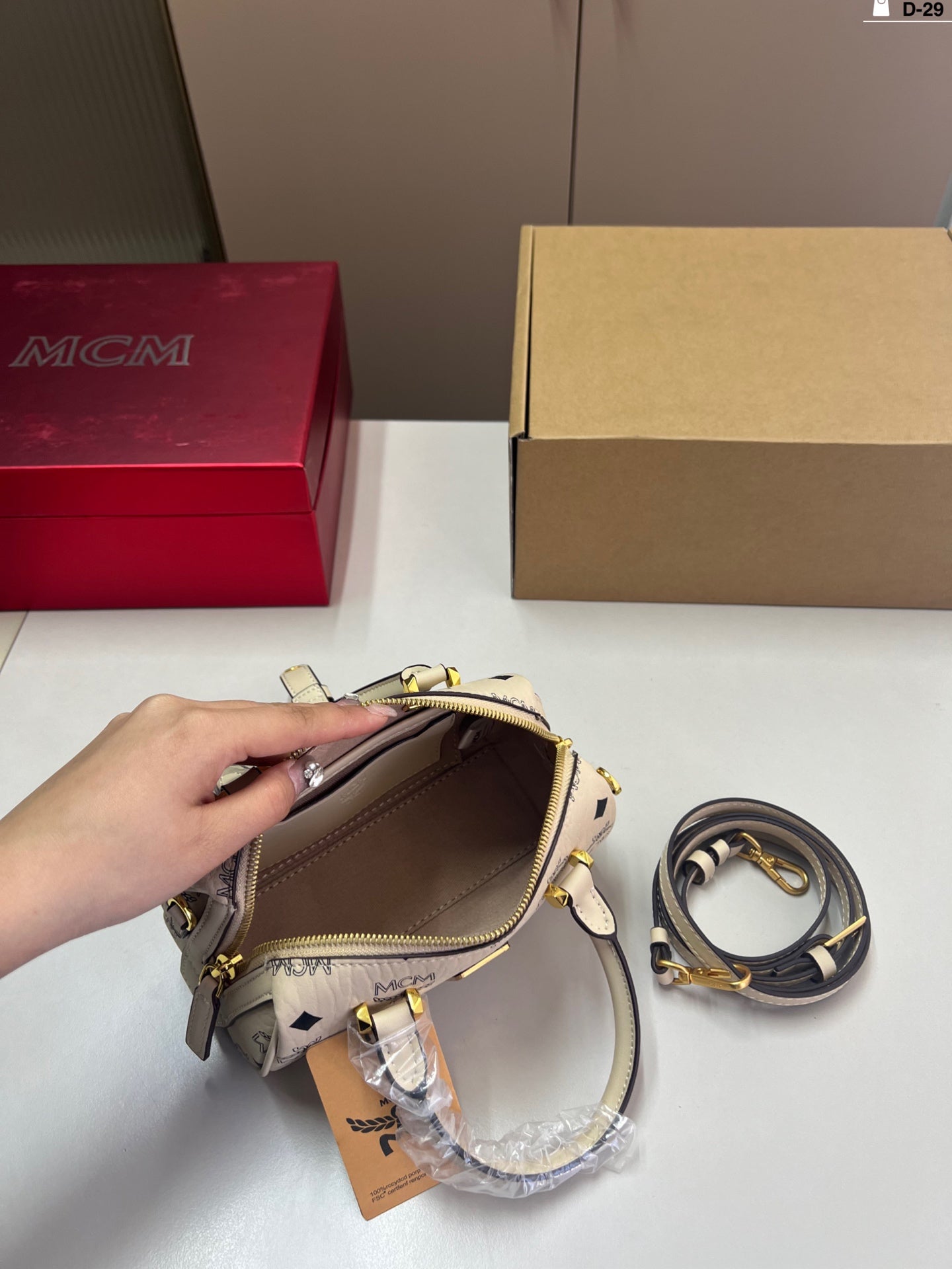 Exquisite, practical and versatile, can be carried by hand or across the body