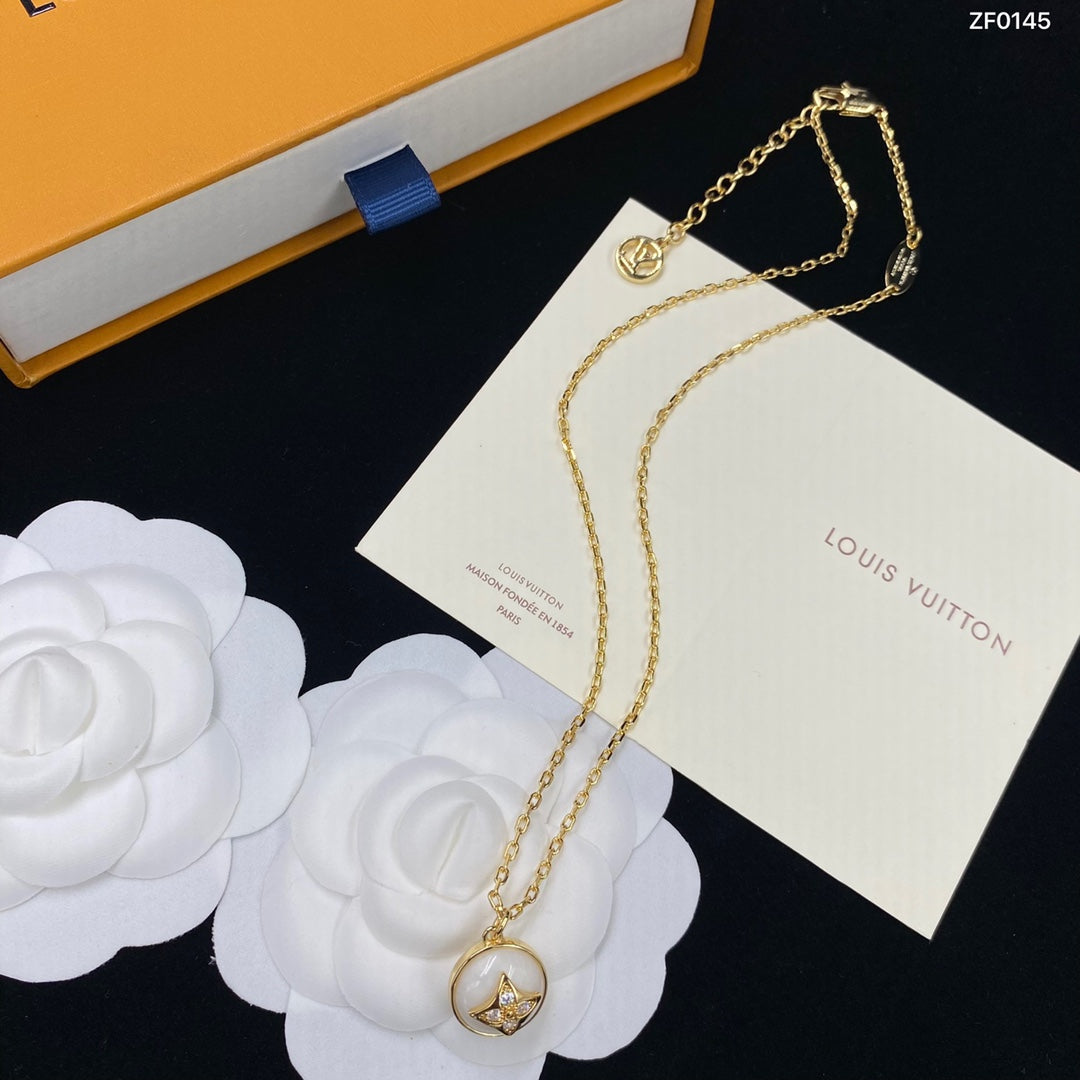 Four Leaf Clover Diamond Pendant Necklace